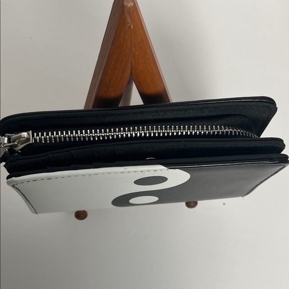 Black and White Yin Yang Wallet - Picture 7 of 10